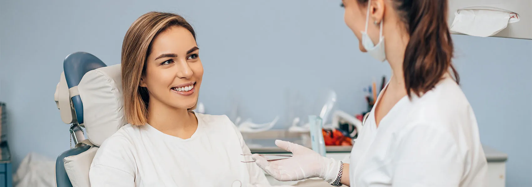 Dentist discuss with patient