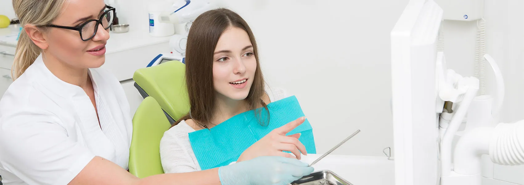 Dentist explain the treatment to her patient