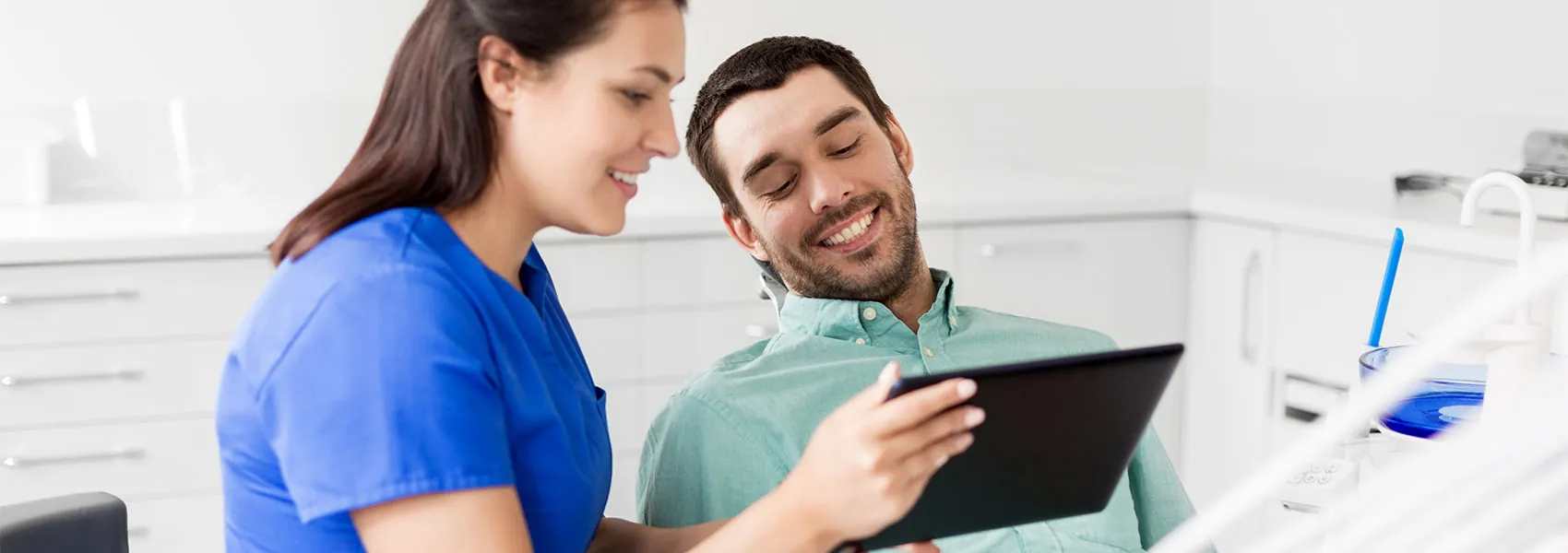 Dentist discuss with patient